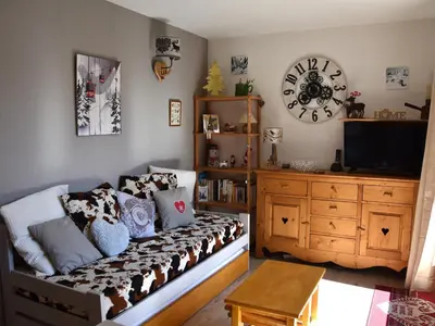 Coin salon dans l'établissement Appartement chaleureux avec grand balcon sud, 6 pers, au centre de Pralognan - FR-1-464-52