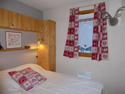 Un ou plusieurs lits dans un hébergement de l'établissement Appartement chaleureux avec grand balcon sud, 6 pers, au centre de Pralognan - FR-1-464-52
