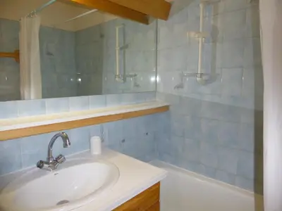 Salle de bains dans l'établissement Appartement chaleureux avec grand balcon sud, 6 pers, au centre de Pralognan - FR-1-464-52