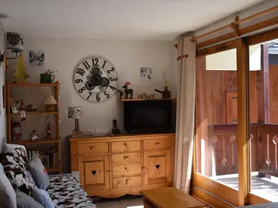Coin salon dans l'établissement Appartement chaleureux avec grand balcon sud, 6 pers, au centre de Pralognan - FR-1-464-52