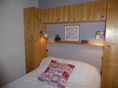 Un ou plusieurs lits dans un hébergement de l'établissement Appartement chaleureux avec grand balcon sud, 6 pers, au centre de Pralognan - FR-1-464-52