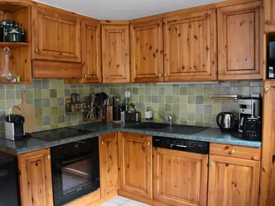 Cuisine ou kitchenette dans l'établissement Appartement spacieux, 3 étoiles, max 8 pers, 2 terrasses - FR-1-464-54