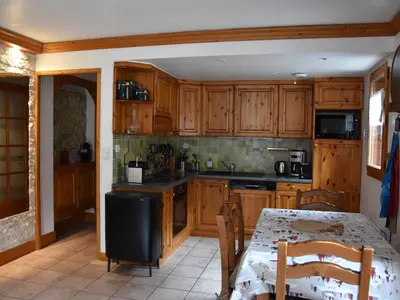Cuisine ou kitchenette dans l'établissement Appartement spacieux, 3 étoiles, max 8 pers, 2 terrasses - FR-1-464-54