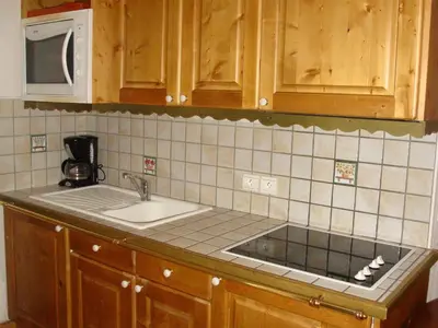 Cuisine ou kitchenette dans l'établissement Rez-de-jardin 3 pièces proche pistes, jusqu'à 6 personnes - FR-1-464-55