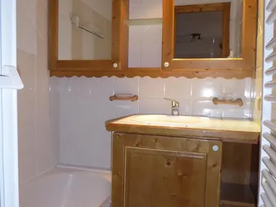 Salle de bains dans l'établissement Charmant appartement familial avec terrasse, proche des pistes - FR-1-464-57