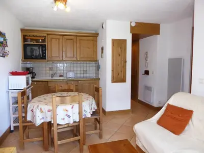 Cuisine ou kitchenette dans l'établissement Charmant appartement familial avec terrasse, proche des pistes - FR-1-464-57