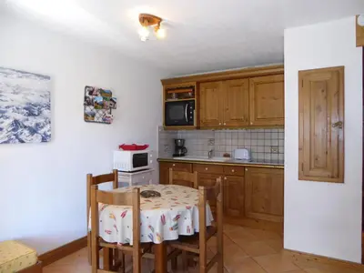 Cuisine ou kitchenette dans l'établissement Charmant appartement familial avec terrasse, proche des pistes - FR-1-464-57