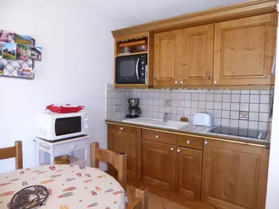 Cuisine ou kitchenette dans l'établissement Charmant appartement familial avec terrasse, proche des pistes - FR-1-464-57
