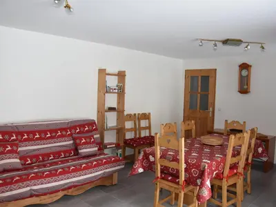 Coin salon dans l'établissement Appartement neuf 4 pièces centre-ville, 8 personnes, Pralognan-la-Vanoise - FR-1-464-58
