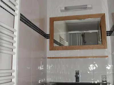 Salle de bains dans l'établissement Appartement neuf 4 pièces centre-ville, 8 personnes, Pralognan-la-Vanoise - FR-1-464-58