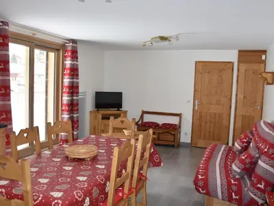 Télévision ou salle de divertissement dans l'établissement Appartement neuf 4 pièces centre-ville, 8 personnes, Pralognan-la-Vanoise - FR-1-464-58