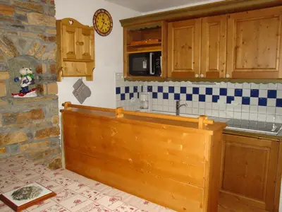Cuisine ou kitchenette dans l'établissement Appartement familial avec terrasse sud et parking - FR-1-464-59