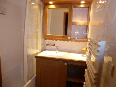 Salle de bains dans l'établissement Appartement familial avec terrasse sud et parking - FR-1-464-59