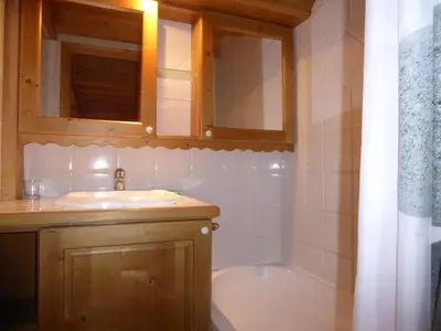 Salle de bains dans l'établissement Duplex familial 4 pièces proche pistes - 7 pers - FR-1-464-61