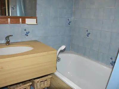 Salle de bains dans l'établissement Studio à Pralognan avec balcon ensoleillé pour 4 personnes - FR-1-464-69