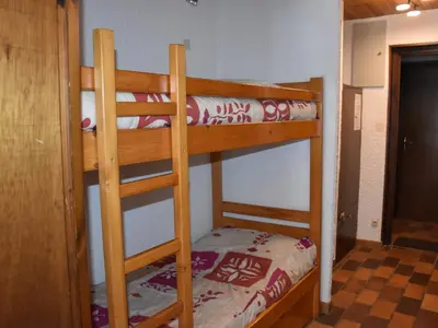 Un ou plusieurs lits dans un hébergement de l'établissement Studio confortable avec balcon sud à Pralognan-la-Vanoise - FR-1-464-71