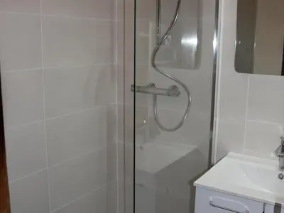 Salle de bains dans l'établissement Studio confortable avec balcon sud à Pralognan-la-Vanoise - FR-1-464-71