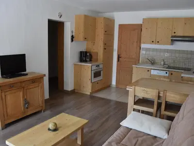 Cuisine ou kitchenette dans l'établissement Appartement chaleureux PMR avec terrasse sud, parking, près de Champagny-en-Vanoise - FR-1-464-80