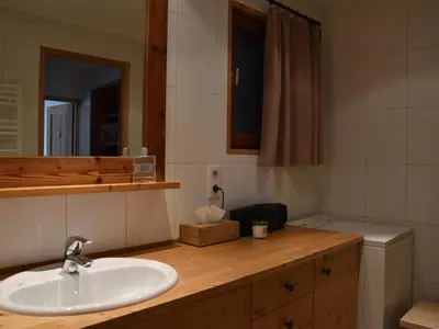 Salle de bains dans l'établissement Appartement chaleureux PMR avec terrasse sud, parking, près de Champagny-en-Vanoise - FR-1-464-80