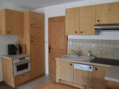 Cuisine ou kitchenette dans l'établissement Appartement chaleureux PMR avec terrasse sud, parking, près de Champagny-en-Vanoise - FR-1-464-80