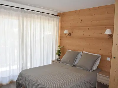 Un ou plusieurs lits dans un hébergement de l'établissement Appartement chaleureux PMR avec terrasse sud, parking, près de Champagny-en-Vanoise - FR-1-464-80