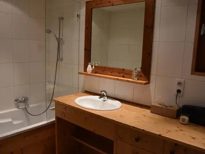 Salle de bains dans l'établissement Appartement chaleureux PMR avec terrasse sud, parking, près de Champagny-en-Vanoise - FR-1-464-80