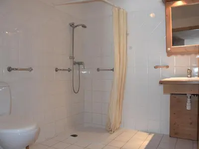 Salle de bains dans l'établissement Appartement 3 Pièces, Rez-de-Jardin, Parking - FR-1-464-85