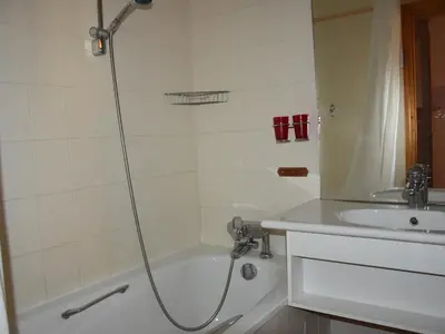 Salle de bains dans l'établissement Appartement en Centre-ville, 4 Pers., Proche Téléphérique - FR-1-464-89