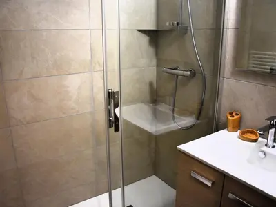 Salle de bains dans l'établissement Appartement lumineux avec balcon - 4 personnes - FR-1-464-91