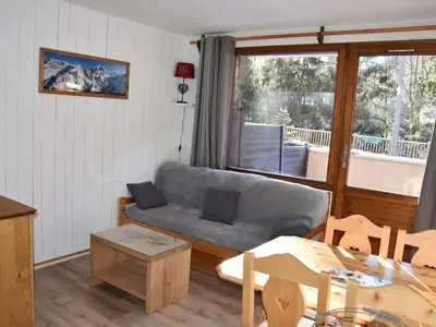 Coin salon dans l'établissement Charmant 2 pièces avec terrasse et animaux admis, centre Pralognan - FR-1-464-92