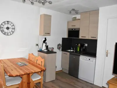 Cuisine ou kitchenette dans l'établissement Charmant 2 pièces avec terrasse et animaux admis, centre Pralognan - FR-1-464-92