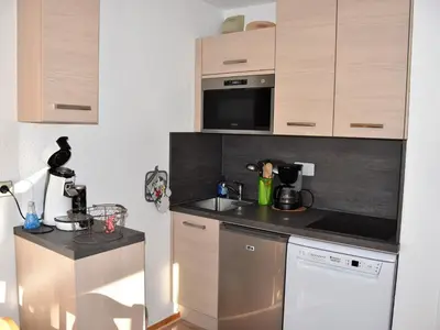 Cuisine ou kitchenette dans l'établissement Charmant 2 pièces avec terrasse et animaux admis, centre Pralognan - FR-1-464-92