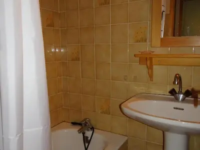 Salle de bains dans l'établissement Duplex lumineux près des pistes, parking couvert, 4 pers. - FR-1-464-95
