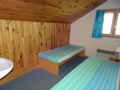 Un ou plusieurs lits dans un hébergement de l'établissement Duplex lumineux près des pistes, parking couvert, 4 pers. - FR-1-464-95