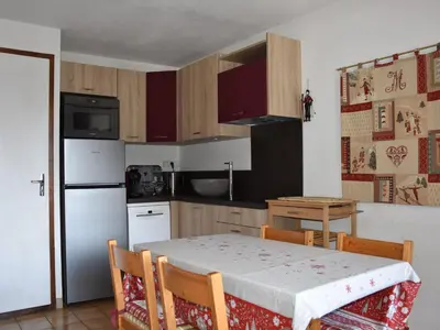 Cuisine ou kitchenette dans l'établissement Studio 4 pers, 20m des pistes, calme été, proche centre - FR-1-464-101