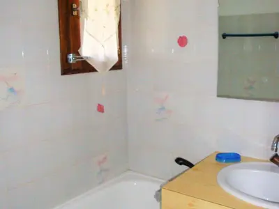 Salle de bains dans l'établissement Studio 4 pers, 20m des pistes, calme été, proche centre - FR-1-464-101