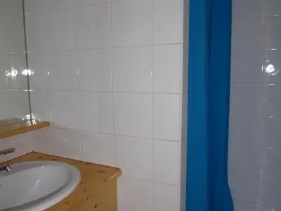 Salle de bains dans l'établissement Bel appartement au centre de Pralognan avec parking - FR-1-464-107