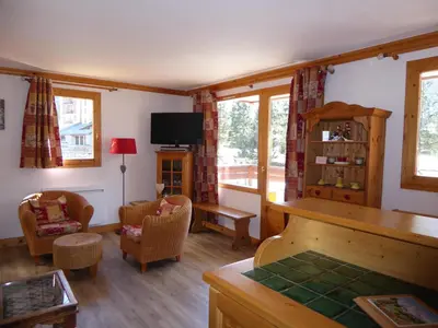Télévision ou salle de divertissement dans l'établissement Bel appartement au centre de Pralognan avec parking - FR-1-464-107