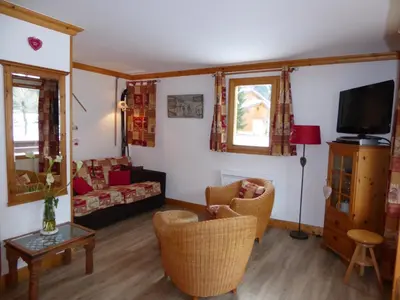 Télévision ou salle de divertissement dans l'établissement Bel appartement au centre de Pralognan avec parking - FR-1-464-107