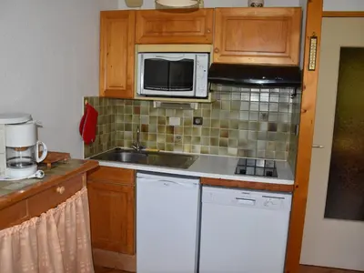 Cuisine ou kitchenette dans l'établissement Appartement ensoleillé, balcon sud, 4 pers, centre Pralognan-la-Vanoise - FR-1-464-112