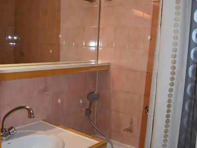 Salle de bains dans l'établissement Appartement ensoleillé, balcon sud, 4 pers, centre Pralognan-la-Vanoise - FR-1-464-112