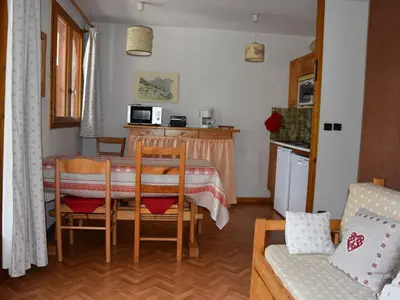 Cuisine ou kitchenette dans l'établissement Appartement ensoleillé, balcon sud, 4 pers, centre Pralognan-la-Vanoise - FR-1-464-112