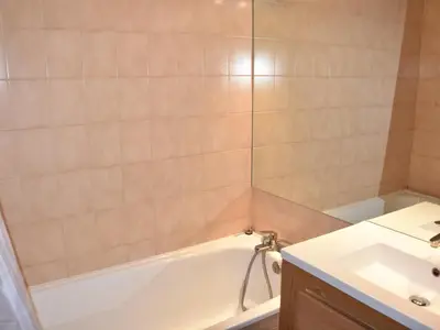 Salle de bains dans l'établissement À louer : Appartement centre, 3 pièces, idéal famille - FR-1-464-126