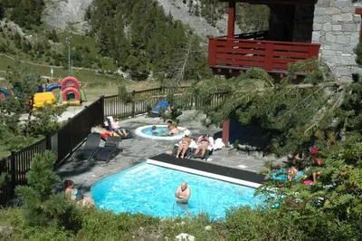 Piscine de l'établissement Arc 1950 - Appartement 2 chambres - Ski-in & out - Grande Terrasse Ensoleillée ou située à proximité