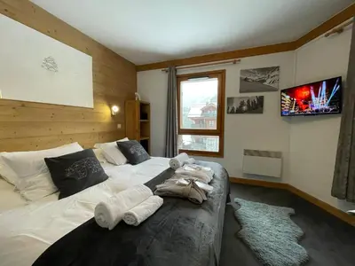 Télévision ou salle de divertissement dans l'établissement Arc 1950 - Appartement 2 chambres - Ski-in & out - Grande Terrasse Ensoleillée