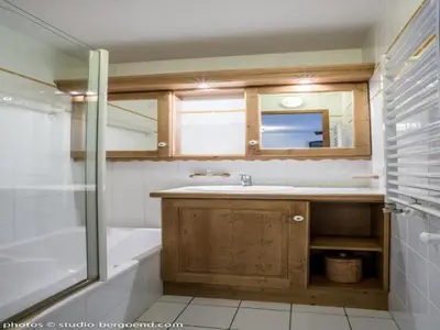 Salle de bains dans l'établissement Appartement cosy 4 pers. aux Arcs 1800 avec parking - FR-1-352-11