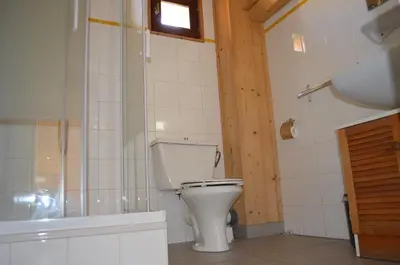 Salle de bains dans l'établissement Chalet Reymond Pre du lac