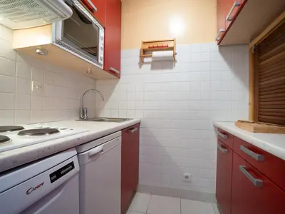 Cuisine ou kitchenette dans l'établissement Apartment Le Grand Tichot A et B - Val Claret-12 by Interhome