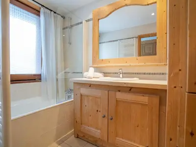 Salle de bains dans l'établissement Apartment Le Bec Rouge - Le Lac-2 by Interhome