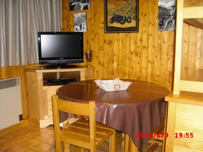 Télévision ou salle de divertissement dans l'établissement Studio 5 personnes avec vue montagne à Val Cenis - Studio 5 personnes MAE-7798